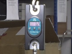 Voyant d'affichage de la balance pour accrocher PCE-HS 50 mesurant le poids d'un paquet.