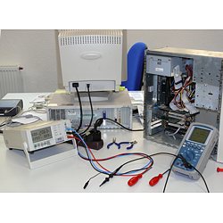 Usage de l'analyseur de puissance PCE-PA6000 rparant un ordinateur.
