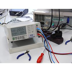 L'analyseur de puissance PCE-PA6000 avec l'adaptateur de courant PCE-PA ADP