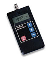 Vue du barom�tre PCE-DB 2, dans laquelle vous pouvez voir clairement sur son �cran LCD les mesures r�alis�es .