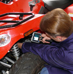 V�rification de l'�tat d'une moto avec le boroscope PCE-DE 25.