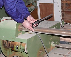Le calibre numrique PCE-DCP 500 rglant une machine pour travailler le bois.