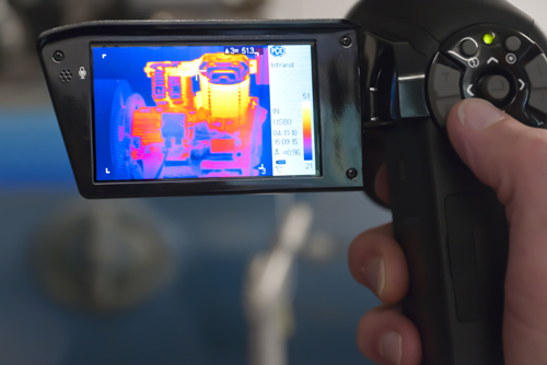 Caméra infrarouge Le moteur du compresseur d'air comprimé comme image thermique sur l'écran de la caméra infrarouge