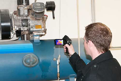 Caméra infrarouge La caméra thermique PCE-TC 9 dans une inspection