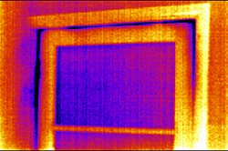 Pr�sentation de fuites thermiques dans l'encadrement d'une fen�tre avec les cam�ras thermiques.