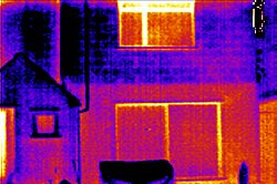 On peut voir la haute radiation thermique aux fen�tres avec les cam�ras thermiques.