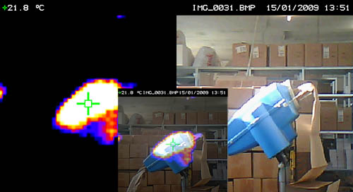 R�alisant une inspection d'une machine avec la cam�ra thermographique 
