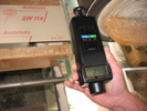 Compte-tours portable PCE-T236 dans la mesure de la vitesse de contact en m/min.