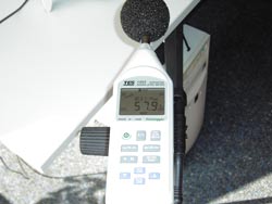 Le phonomètre effectuant un registre prolongé du niveau sonore dans un bureau.