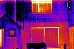 On peut voir la haute radiation thermique aux fentres avec le dtecteur infrarouge.