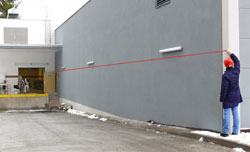 Distancemètre PCE-LDM 50 mesurant la longueur d'un mur