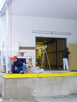 Distancemètre PCE-LDM 50 réalisant une mesure