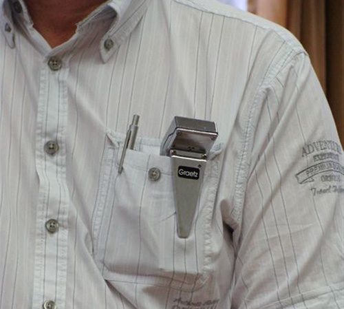 Dosimtre gamma Graetz ED150 dans la poche de la chemise
