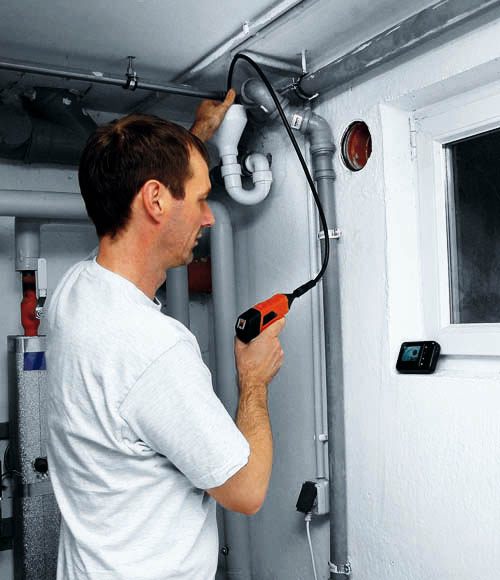 Endoscope � �cran v�rifiant une tuyauterie d'un d�versoir.