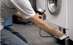 En inspectant une machine � laver avec l'endoscope PCE-DE 50.