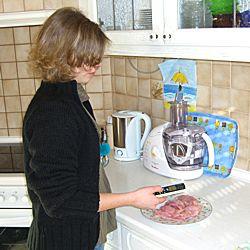 Usage du lecteur de temprature pour aliments mesurant la temprature du fromage.