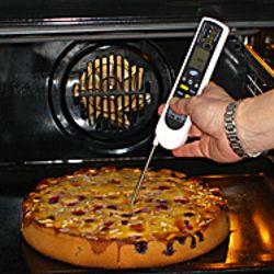 Usage du lecteur de temprature pour aliments mesurant la temprature de la viennoiserie.