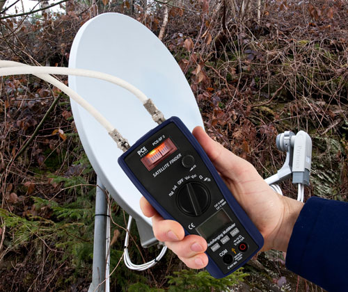 Localisant un signal avec le localisateur de signal satellite et multimètre PCE-SF 2