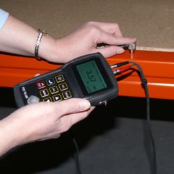 Vous pouvez voir ici le mesureur ultrasonique d'paisseurs PCE-TG 250 dans une application.