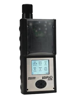 On peut voir ici la pompe d'aspiration vissée au mesureur de gaz portable MX6 iBRID