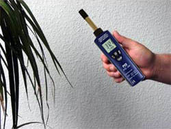 Mesurant l'humidit ambiante d'une salle avec le mesureur d'humidit relative PCE-555.