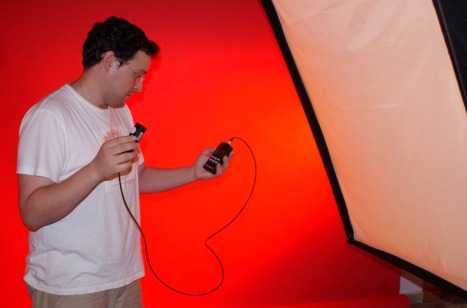 Sur l'image supérieure vous pourrez observer comment le technicien vérifie l'illumination avec le mesureur de luminance pour la préparation d'une session photographique dans un studio de photographie.
