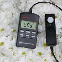 Vérification d'illumination en lux avec le mesureur de luminance d'une chambre de conservation.