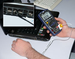 Le mesureur multifonction vrifiant une mesure de la temprature avec une sonde type K