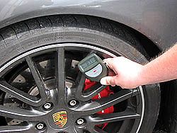Mesure du recouvrement d'une jante en aluminium du v�hicule.