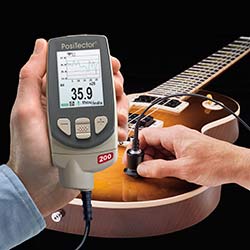 Le micromètre PT-200 mesurant sur une guitare