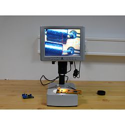 Vous pouvez voir le microscope d'atelier faisant une recherche sur une plaque.