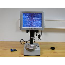 Vous pouvez voir ici le microscope d'atelier faisant une recherche d'une surface métallique.