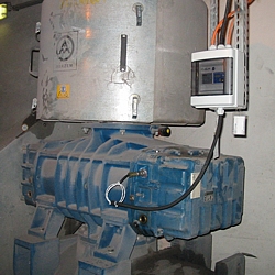 Vous pouvez observer le moniteur de vibrations contrôlant une machine à vibrations