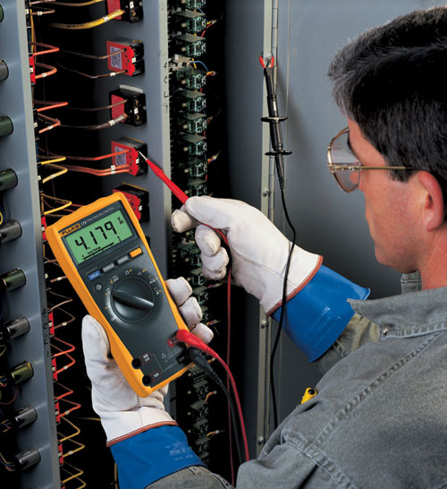Multimètre digital TRMS pendant la maintenance d'un cadre