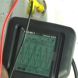 Oscilloscope PCE-OC1 mesurant la tension, la fr�quence et la forme d'onde du r�seau.