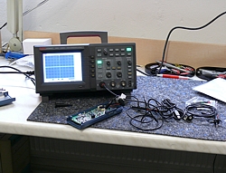 Oscilloscope de laboratoire PCE-UT 2152C effectuant une v�rification en fonctionnement.