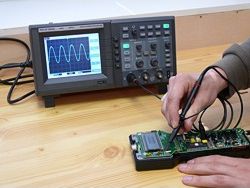 Oscilloscope � m�moire PCE-UT 2202C effectuant une v�rification durant le proc�d�.