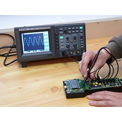 Mesure de la pulsation d'un quartz avec l'oscilloscope digital PCE-UT 2082C.