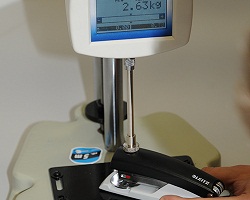 Poste d'essai de force: vous pouvez voir ici le poste d'essai de force mesurant une agrafeuse et la valeur maximum reste sur l'cran.