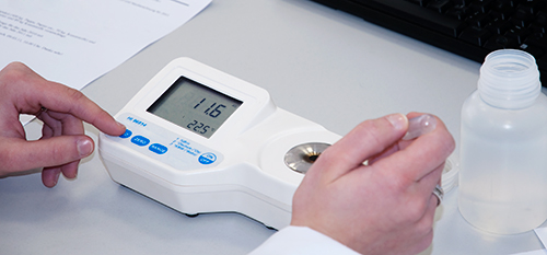 Vous pouvez voir ici le r�fractom�tre num�rique effectuant une mesure