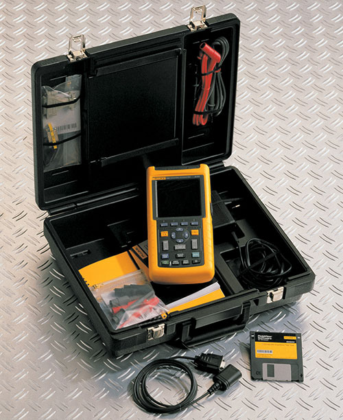 ScopeMeter ® FLUKE 123 avec un jeu d'accessoires SCC120