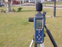 Sonom�tre v�rifiant le niveau du bruit dans un parc.