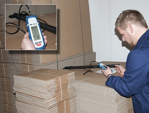 Ici vous voyez un employ en train de contrler avec le testeur d'humidit universel une palette de cartons qui a t livre