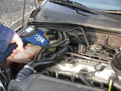 Thermom�tre infrarouge mesurent la temp�rature du moteur