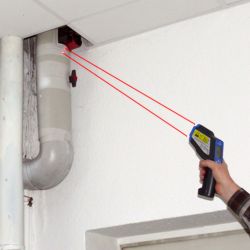 Vous pouvez voir ici le thermomètre infrarouge réalisant une mesure de point dans une pompe à chauffage.