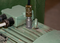 Vous pouvez observer ici le transducteur de vibration utilisé dans un moteur