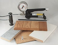 Mesure de la force de fixation d'une laque sur du bois.