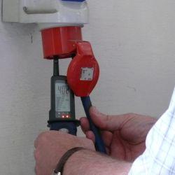 Le v�rificateur de tension PCE-TT1 mesurant dans une prise de force �lectromotrice avec un indicateur de champ de rotation.