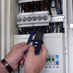 Le v�rificateur de tension PCE-TT1 mesurant dans un tableau de fusibles.