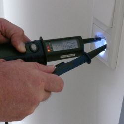 El Le v�rificateur de tension PCE-TT1 v�rifiant une prise avec illumination du point de mesure.de tensi�n PCE-TT1 comprobando un enchufe con iluminaci�n del punto de medici�n.